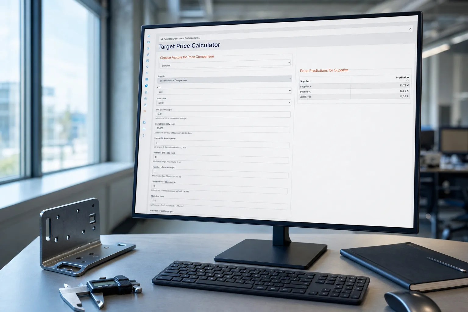 Der Target Price Calculator von COVALYZE Analytics auf einem Monitor an einem Konstruktionsarbeitsplatz, daneben ein gekantetes Blechteil und ein digitaler Messschieber